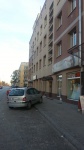 70m zatoka parkingowa od ulicy przy wejściu do klatki
