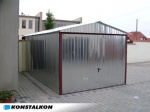 garaż z bramą uchylną oraz z dachem dwuspadowym