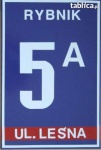 tablica informacyjna z numerem domu